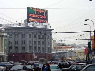 Riesiger Außenwerbung Bildschirm am Platz vor dem Bolschoi-Theater