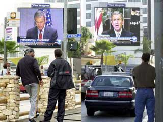 La pantalla exterior grande en Los Ángeles difunde el discurso de presidente Bush