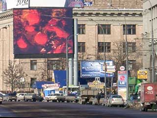 新的巨大户外广告屏幕在莫斯科