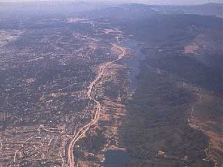 Luftansicht der Bergrücken, die eine natürliche Grenze des Silicon Valley ist