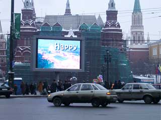 巨型户外广告屏幕在克里姆林宫附近在莫斯科