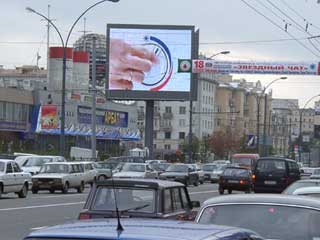 Huge outdoor advertising LED screens-twins in Moscow