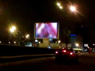 Le clip vidéo indécent sur un écran d'extérieur à Moscou