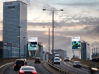 Las pantallas de LEDs “Dos Torres del Este” funcionaron por la compañía publicitaria Ocean Outdoor en Londres