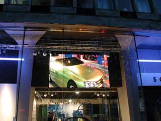 Fachada digital com um grande painel de LED PSA Peugeot Citroen, Paris, France