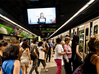 Señalización digital del LCD en el metro de Barcelona