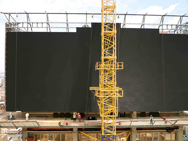 Mounting of giant LED screens of ABSA Tower