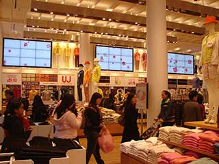 Цифровые вывески в магазинах Uniqlo окружают покупателей