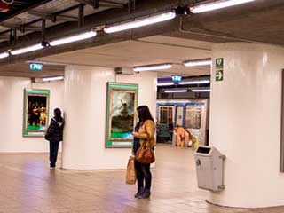 Digitale Kunst Galerie des U-Bahn in Amsterdam und in Rotterdam, die Meisterwerke von Rijksmuseum anzeigen