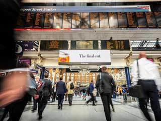 Valla publicitaria de LED de JCDecaux en Liverpool Street Station en Londres