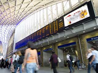 Telões digitais da estação railway de King’s Cross em Londres