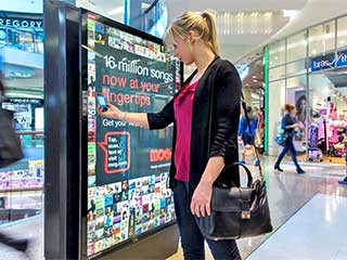 Tela interativa da publicidade no shopping