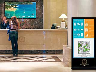 Écrans numériques dans le hall d'hôtel