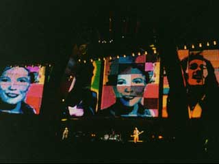 Tres pantallas enormes de la lámpara en el concierto U2