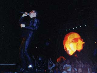 Drei sehr große Lampe-Bildschirme am Konzert U2