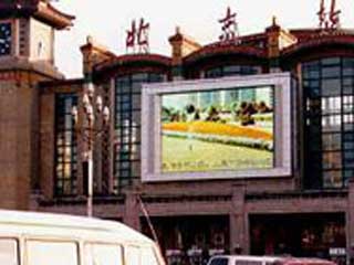 Pantalla de LEDs exterior en el ferrocarril en la ciudad de Beijing