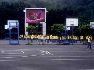 LED Video Bildschirm am kleinen Stadion