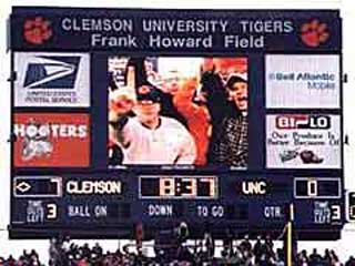Видео экран и электронное табло на стадионе в США