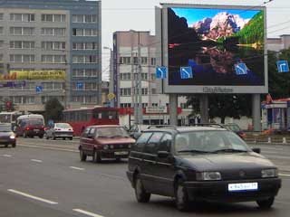 Pantalla electronica exterior grande en la publicidad al aire libre