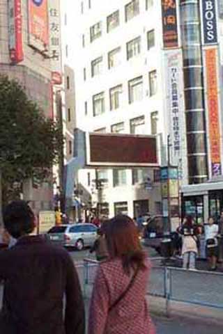 LED pantalla en la estación de Shibuya en Tokio