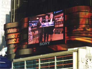 ABC TV Studio-Medienfassade mit Lampe und LED-Bildschirmen