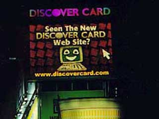Publicidad del nuevo Web site de DiscoverCard en la pantalla gigante en el New-York