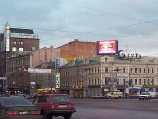 Рекламный светодиодный экран на площади Белорусского вокзала в Москве