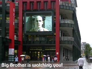 Riesiger outdoor Bildschirm: Big Brother is watching you