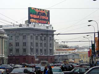 Pantalla gigante en el cuadrado delante del Teatro Bolshoi