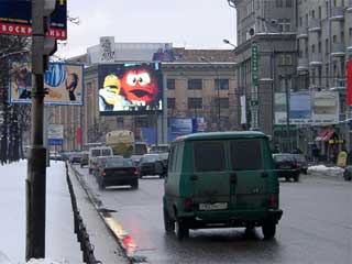 Display gigante para la publicidad al aire libre en Moscú (Rusia)