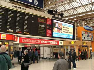 Großer Indoor-LED-Bildschirm am Victoria-Bahnhof in London