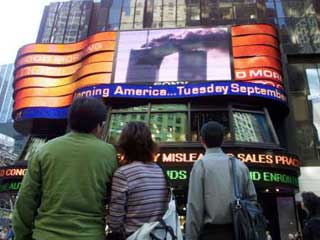 La pantalla LED grande del ABC TV en New York difunde el attentado terrorista