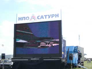 Pantalla LED móvil brillante en el Airshow en Zhukovsky