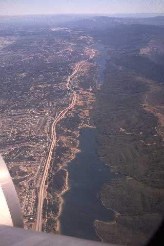 Vue air de l'arête de montagne qui est une frontière normale de Silicon Valley