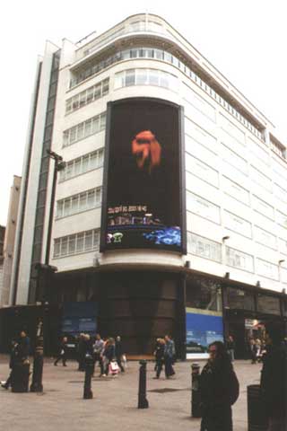 Vertikaler gebogener Werbung LED-Bildschirm in London am Leicester Square