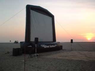 充气的户外电影屏幕在海滩