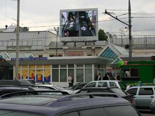 Videoclipe por Dana Sperry no painel de LED em Moscou