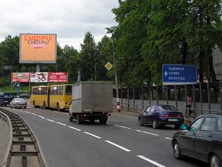 Videoclip des Festivals auf LED-Bildschirm in Jaroslawl