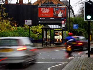 Farben E-Ink-Plakatwand (Archway Road, London)