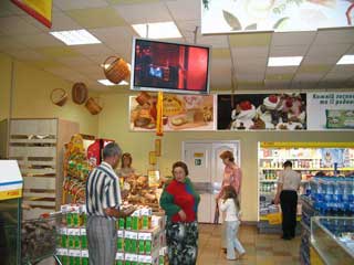 Рекламный видеоэкран в супермаркете