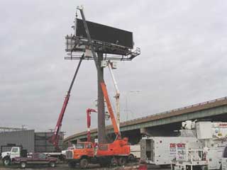 Otra cartelera electrónica que es instalada