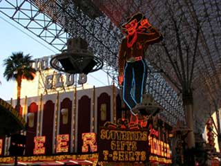 Um painel de LED de canto no cassino da rua de Freemont (Las Vegas)