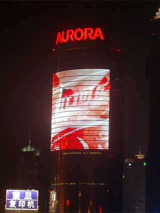 Pantalla de LEDs dada vuelta edificio de varios pisos en Shangai