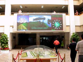 Painel de LED em uma loja de departamento em Hong Kong