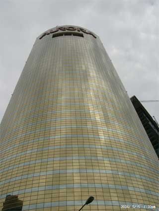 Écran LED extérieur géant tourné par bâtiment de plusieurs étages à Shanghai