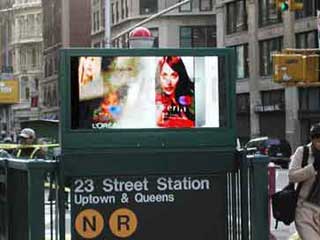 Pantalla video electrónica en la entrada a la estación de metro de NY