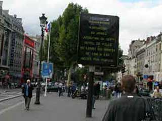 Écran informationnel d'extérieur sur la rue de Paris
