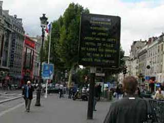 Tela informativa do exterior na rua de Paris