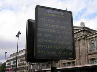 Tela informativa do exterior na rua de Paris