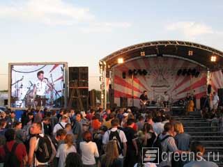 MietBildschirm gründete im Freien während eines Felsenfestivals in Voronezh (Südrußland)